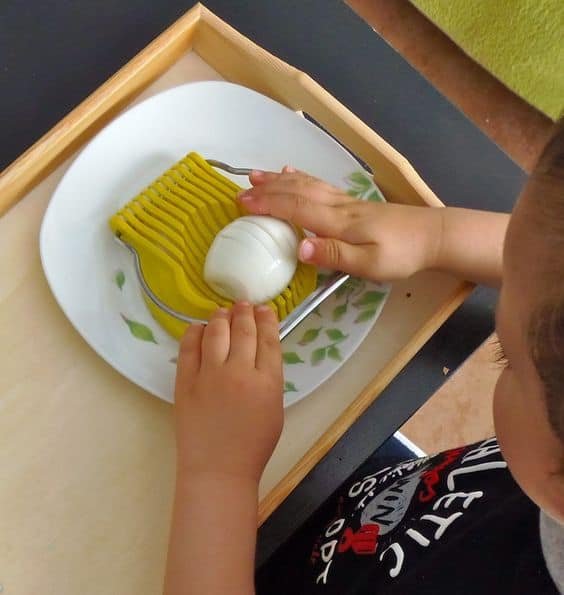 cortar huevo montessori